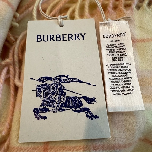 Burberry scarf - Picture 4 of 11